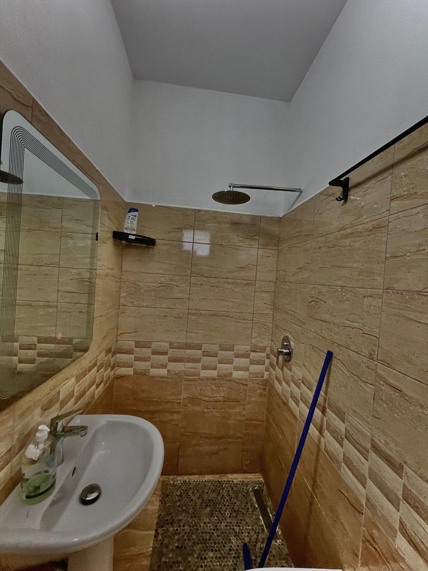 Lazer Cardaku Guesthouse ヴァルボナ エクステリア 写真