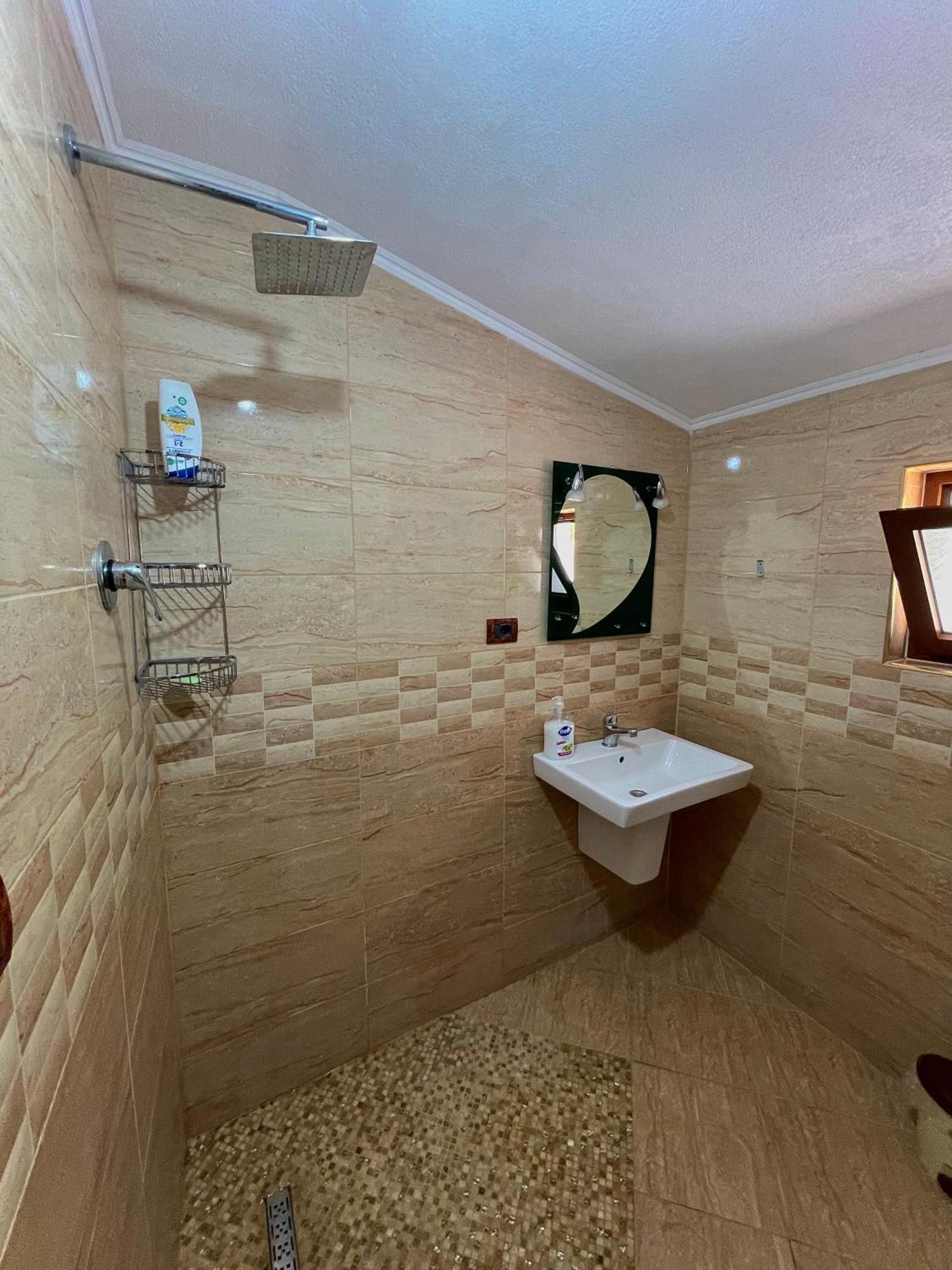 Lazer Cardaku Guesthouse ヴァルボナ エクステリア 写真
